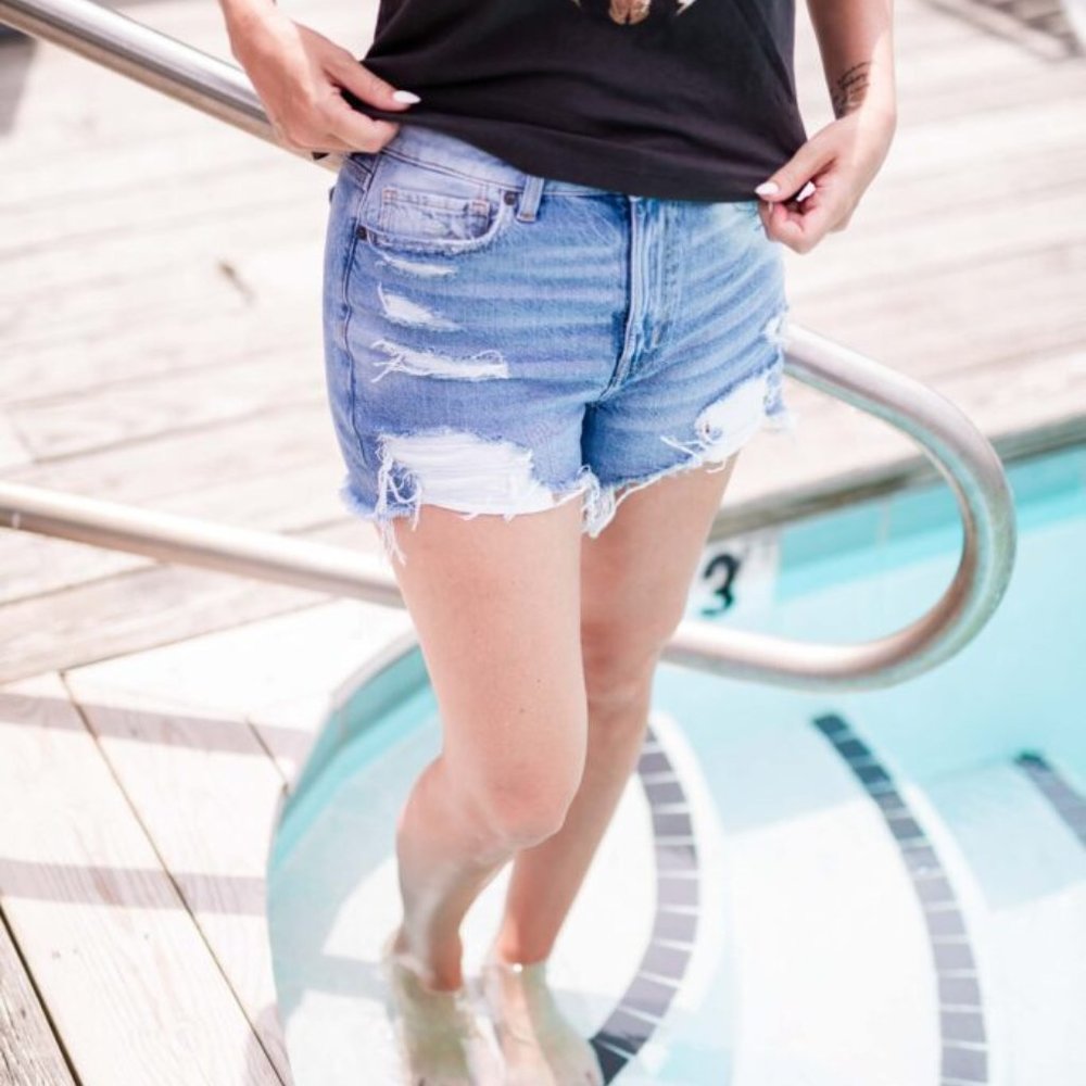 AEO Denim Ripped/Destroyed Mom Shorts High Rise Comfort Stretch Size 4